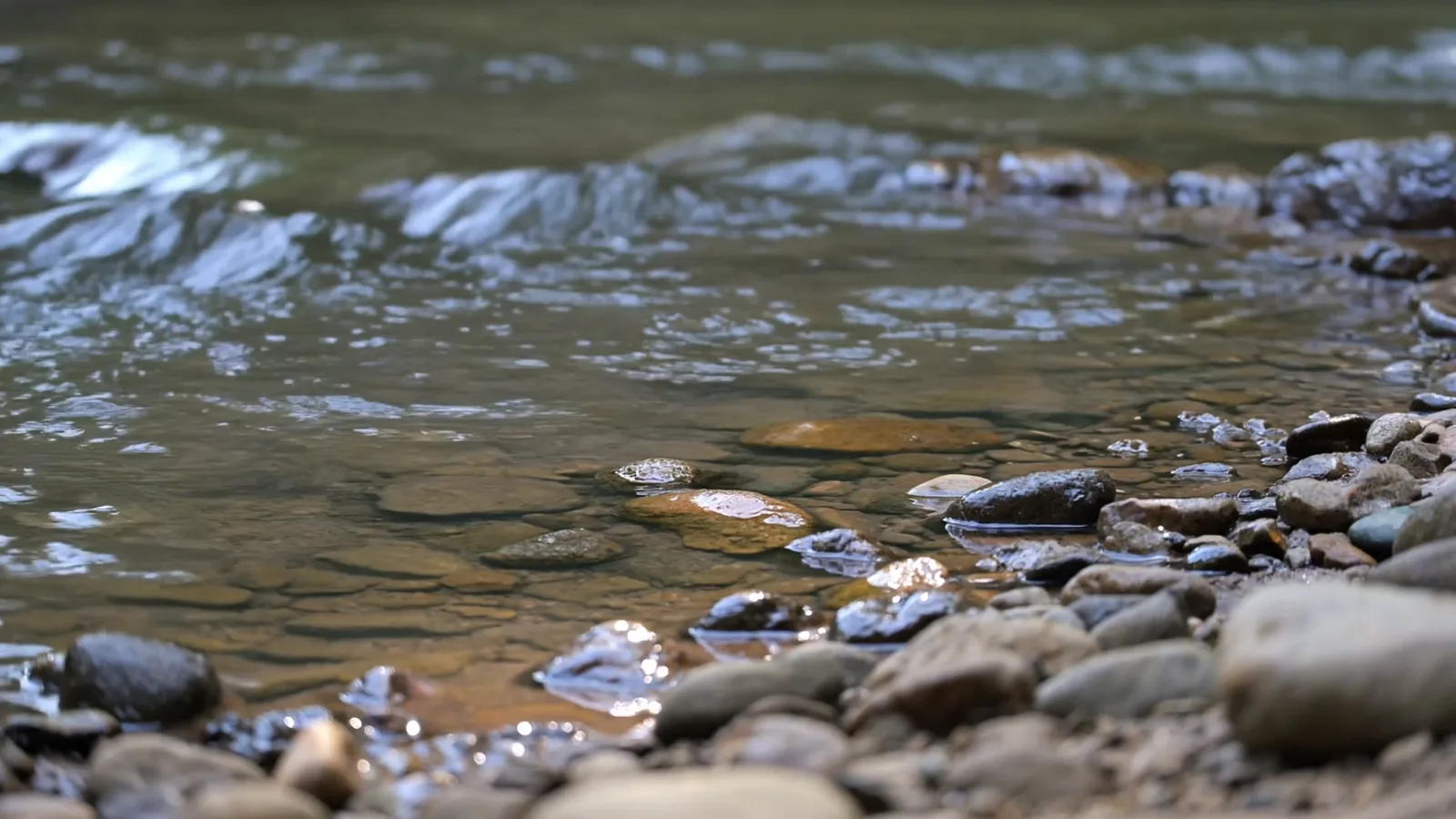Detalle conceptual de agua fluyendo sobre piedras