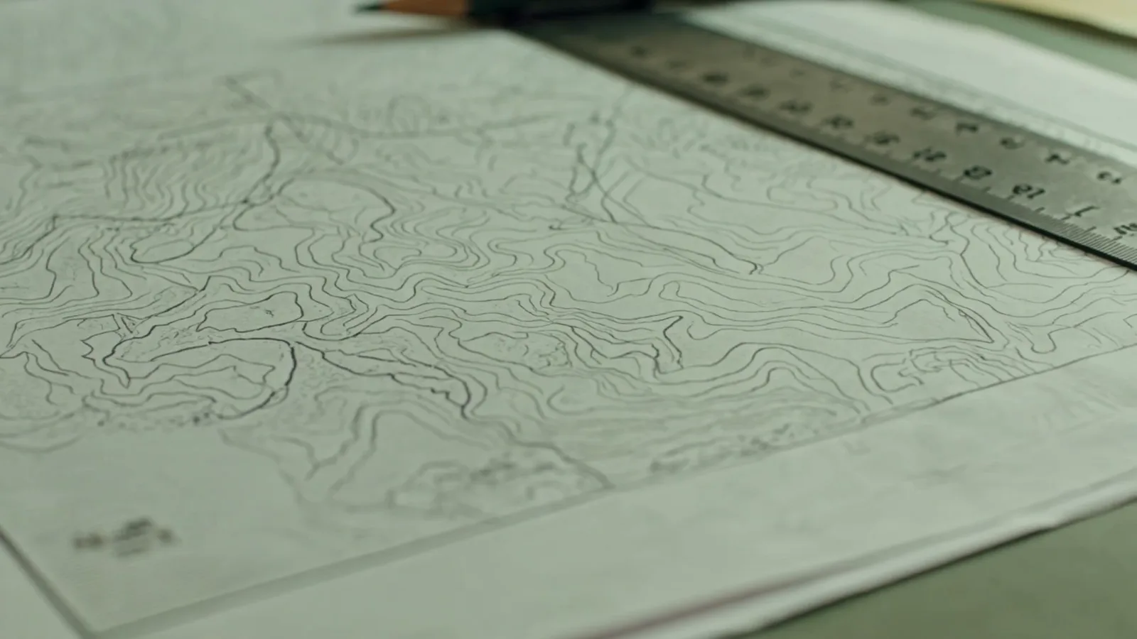Plano topográfico e instrumentos de dibujo; imagen conceptual de apoyo